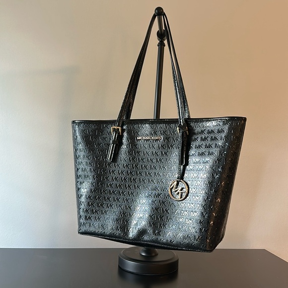 Michael Kors Jet Set Tote. Embossed Leather LOGO Print. Black with Medallion - Picture 1 of 12